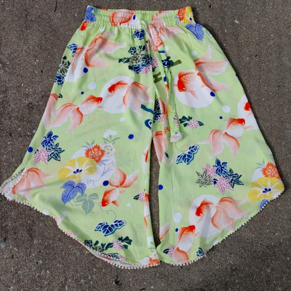 Anthropologie flowy fish print capris